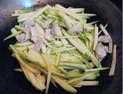 西葫芦炒肉丝做法图解4)