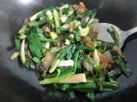 家常菜大蒜炒腊肉做法图解7)
