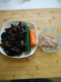 家常菜黑木耳炒肉做法图解1)