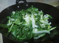 诱人的油菜炒肉做法图解6)