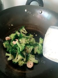 美味的虾仁蒜香西兰花做法图解10)