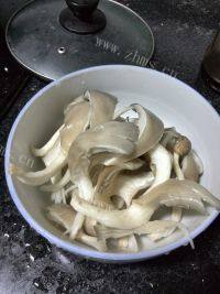 家常平菇排骨汤做法图解3)