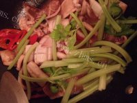 家常菜鱿鱼炒芹菜做法图解4)