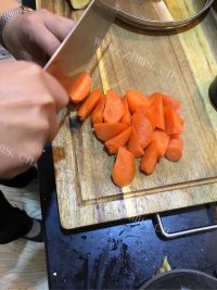 好学的红萝卜排骨汤做法图解3)