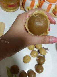 齿颊留香的广式莲蓉蛋黄月饼做法图解11)