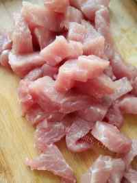 美味的炸酥肉做法图解2)