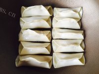鲜虾锅贴做法图解9)