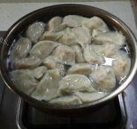 自制白菜猪肉水饺做法图解34)