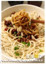 豆酱蒜香牛肉拌面做法图解8)