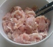 美味的山药肉片做法图解3)