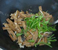 家常菜香干炒韭菜做法图解5)