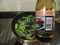 五花肉炒芥兰做法图解6)