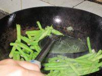 食欲满满的长豆角炒茄子做法图解5)