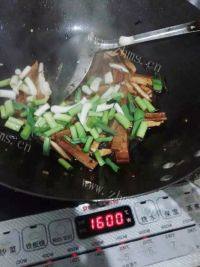 家常菜蒜苗香干做法图解4)
