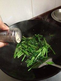 让人怀念的清炒菠菜做法图解5)