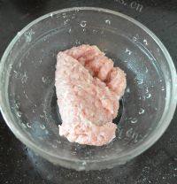 家常菜肉末豌豆做法图解2)