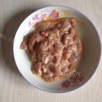 美味的丝瓜肉片汤做法图解2)