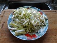 色味俱佳的蒜黄炒鸡蛋做法图解2)