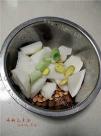 营养的鸡脚花生汤做法图解4)