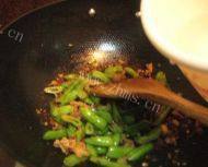 家常菜肉末炒四季豆做法图解12)