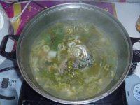 美味的酸菜鱼头汤做法图解6)