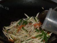 自制茭白辣椒炒肉丝做法图解7)
