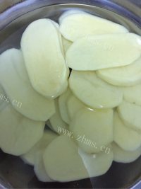 家常菜五花肉炒土豆片做法图解1)