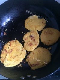 金灿灿的玉米面饼子做法图解3)