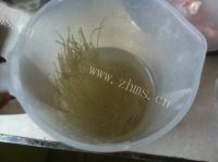 诱人的黄豆芽炒粉条做法图解3)