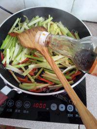诱人的芹菜肉丝做法图解9)
