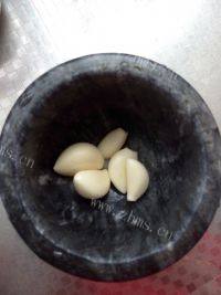 美味的鸡蛋蒜做法图解2)