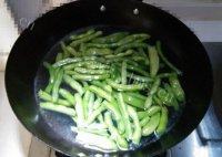 家常菜孜然豆角做法图解2)