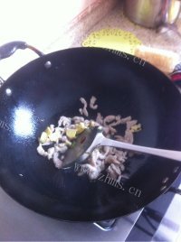 家常菜肉丝青椒土豆片做法图解2)