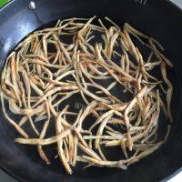 美味的黄花木耳炒西兰花做法图解6)
