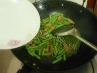 爽滑豆角炒肉丝做法图解6)