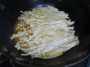 家常菜金针菇烧肉做法图解5)