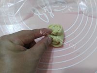 美味蛋黄肉松月饼做法图解21)