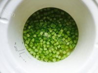 美味的青豆瘦肉小米粥 做法图解4)