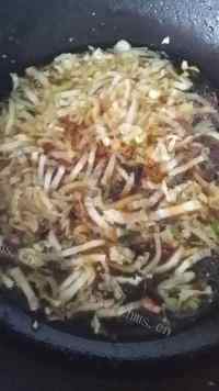 特色美食酸菜粉条做法图解7)