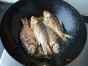 美味的干煎鲫鱼做法图解3)