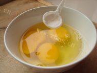 香气浓郁的香椿炒鸡蛋的做法图解二