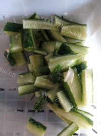 清爽的黄瓜炒风吹肉做法图解2)