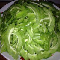 口感极佳的凉瓜炒牛肉做法图解4)