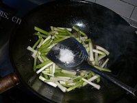 在家做的腊肉炒蒜苗做法图解9)