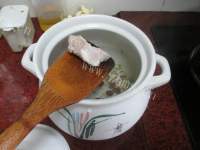 营养丰富的排骨煲山药豆芡实汤做法图解4)