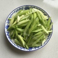 最喜欢吃的西芹百合做法图解3)