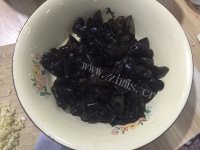 鲜美可口的凉拌木耳做法图解3)