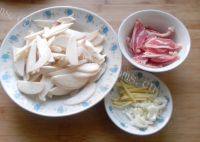 自制鸡腿菇炒肉做法图解2)