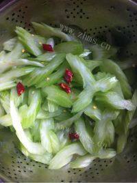家常菜西芹炒肉片做法图解4)