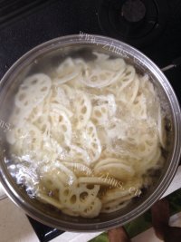 色泽鲜亮的清炒藕片做法图解3)